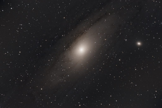 M31 Galaxie d'Andromède 8 Septembre 2018 , 21 H 25 Galaxie d'Andromède : M31 . Nikon D7100 sur Newton 250x1200