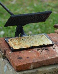 La gaufre avec un outil magique le gaufrier