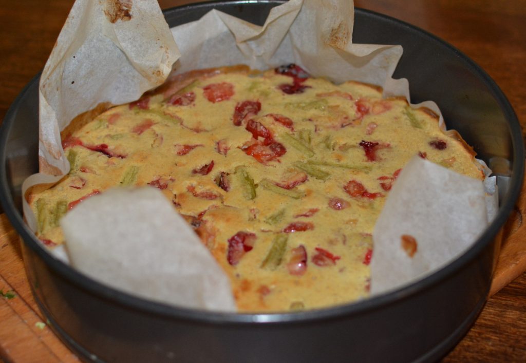 Clafoutis aux prunes de Saint-Jean et à la rhubarbe